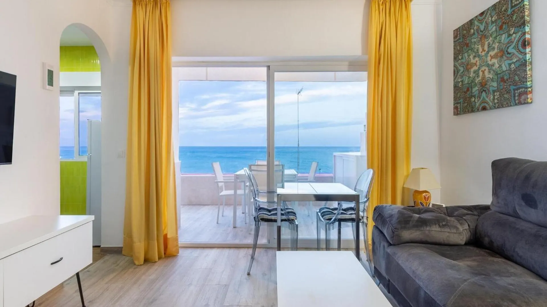 Beachside Apartment In Torremolinos Spanje